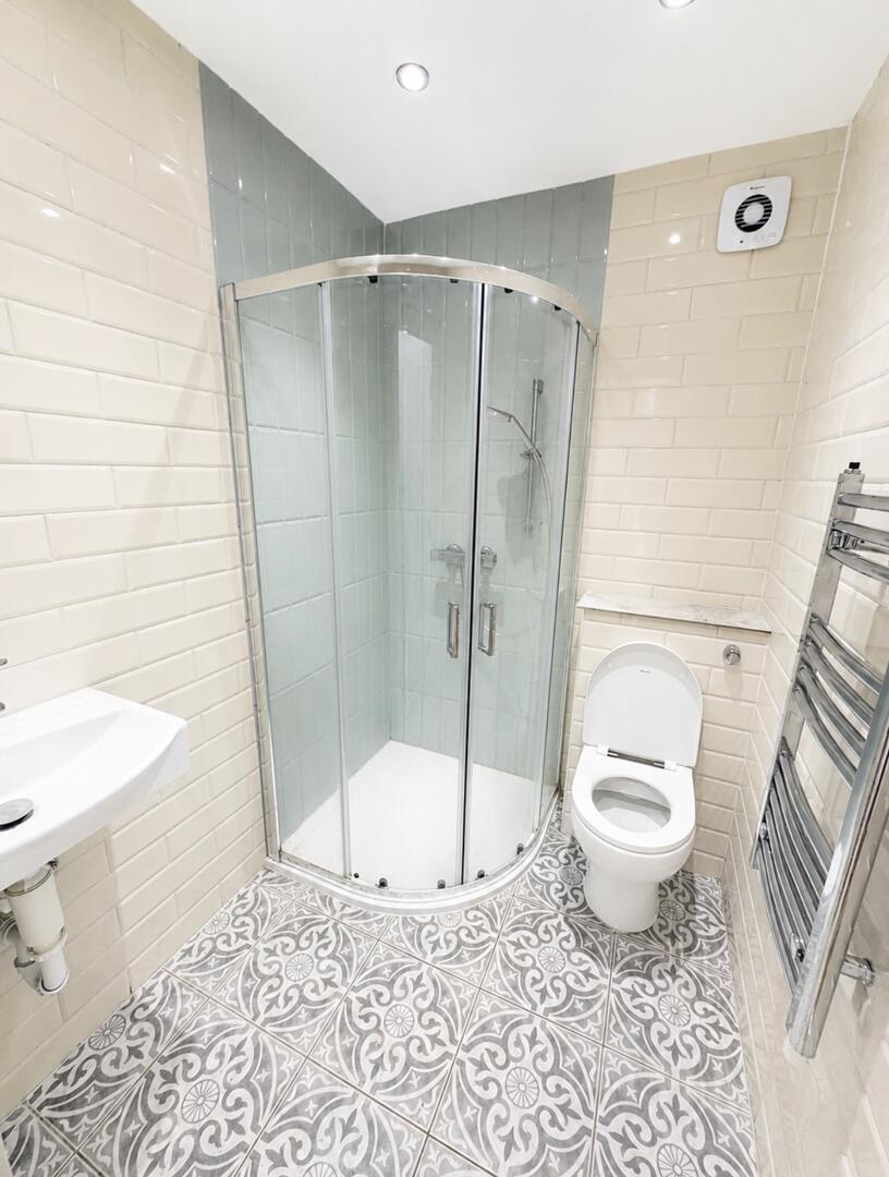 2 bed property in High street, Hampton
